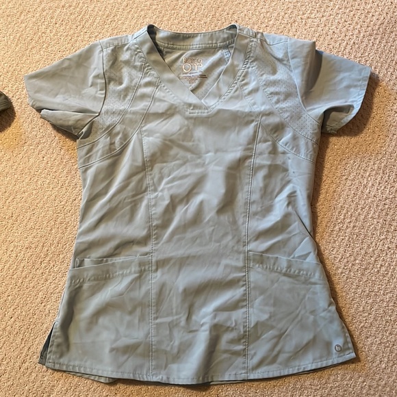 Bundle of 8 scrub tops - Picture 4 of 9